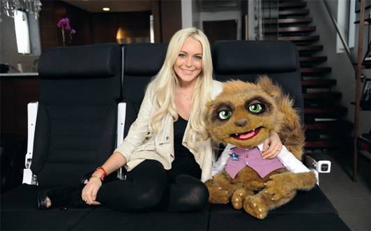 Lindsay Lohan lounged around with Rico on the Air New Zealand Skycouch